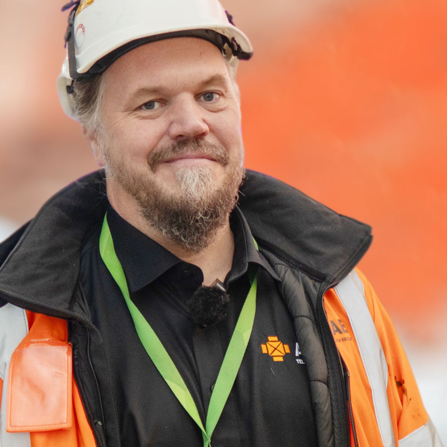 Daniel Pertot, regionchef på ABAB Sverige i Stockholm, i vit hjälm och varselkläder