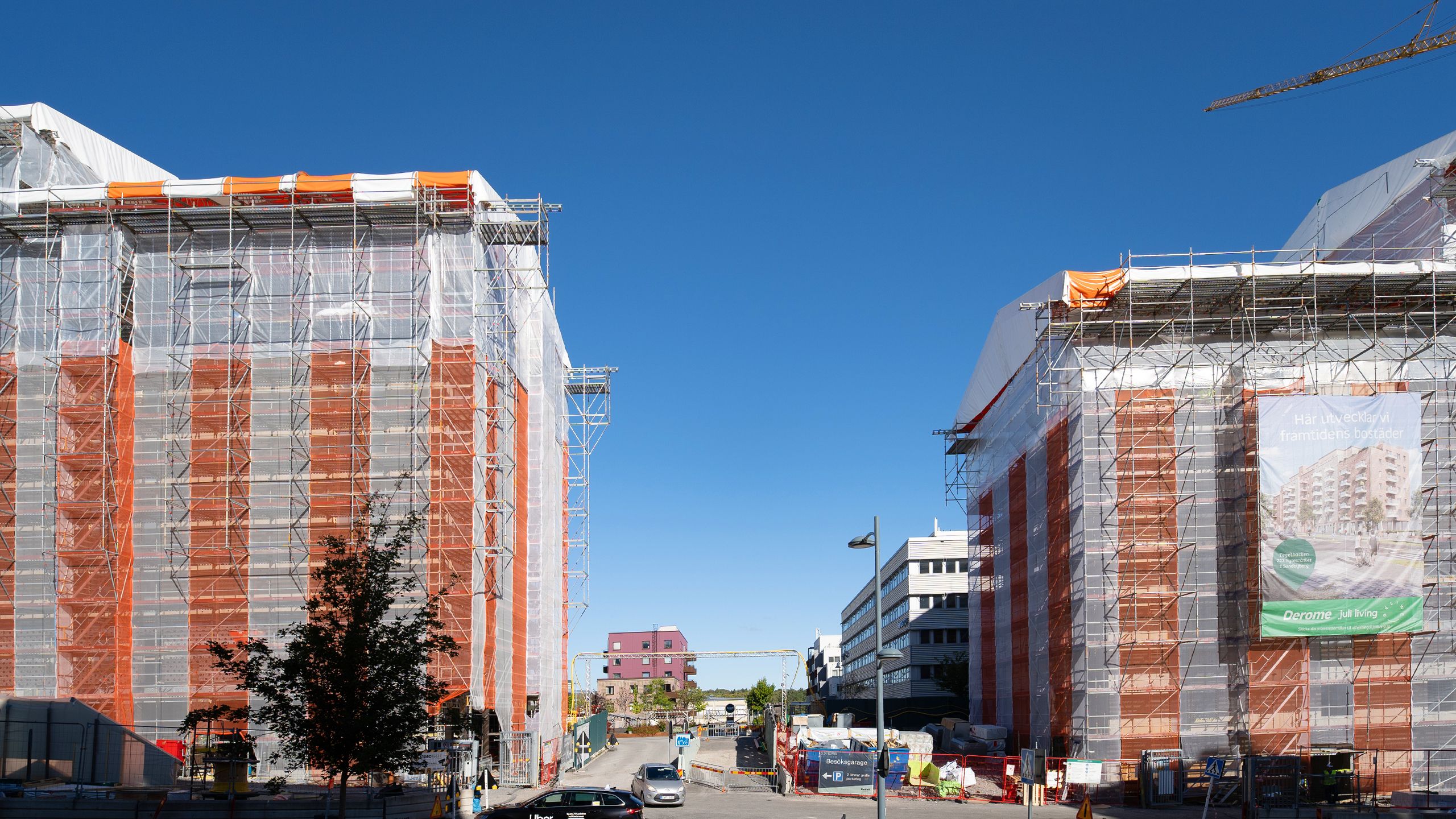 De två husen i Tegelbacken i Hallonbergen, Sundbyberg, inbyggda i ställning och väderskydd från ABAB