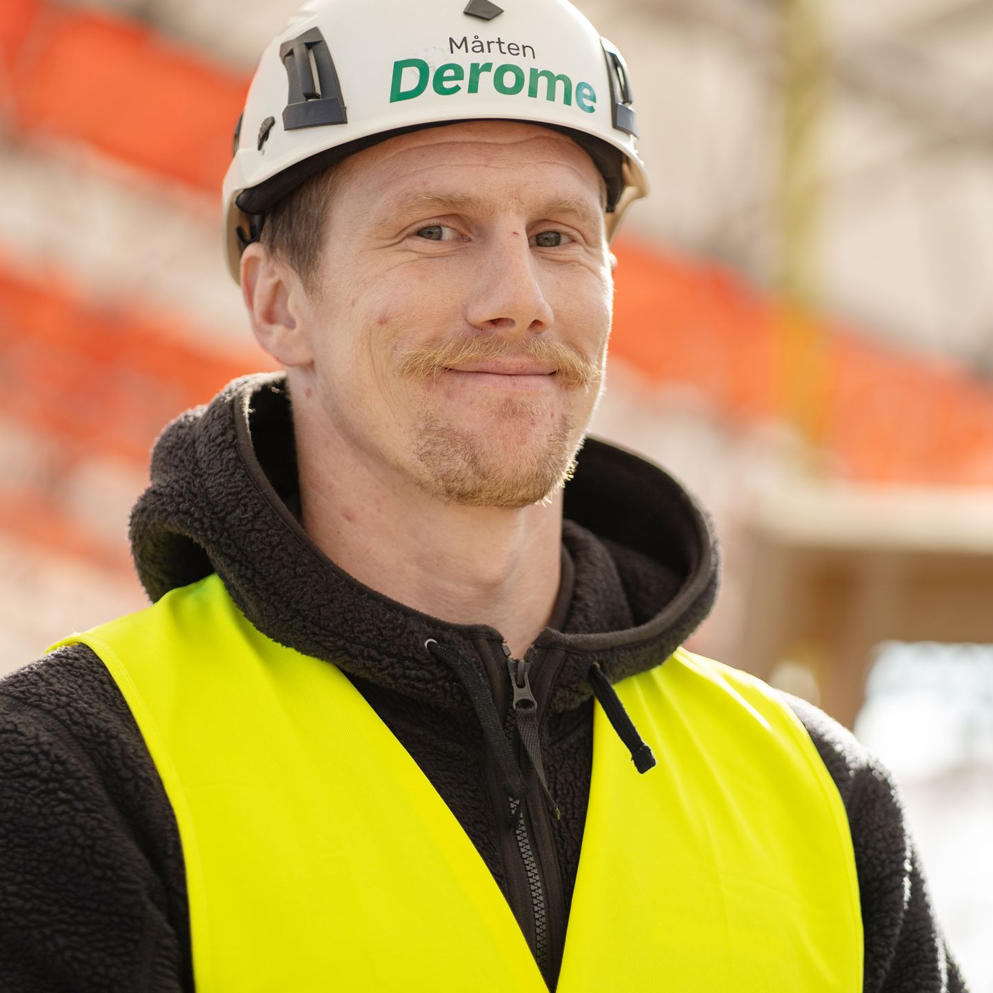 Mårten Alvén, byggledare och platschef på Derome, i hjälm och gul varselväst på byggplatsen i Tegelbacken
