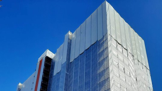 Totalrenoveringen av Sollentunas höghus ställer höga krav på byggnadsställningarna